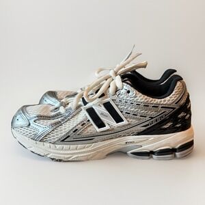 New Balance 1906R White Metallic Silver Sneakers @Aritzia $155 Boys 6/Womens 8